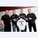 Aron Palmarsson mit seinem Vater Palmar Sigurdsson, Trainer Alfred Gislason und Manager Uwe Schwenker.