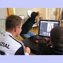 Foto-Shooting 2009: Filip Jicha schaut seine Bilder an.