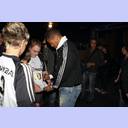 Unser-Norden-Cup 2009: Daniel Narcisse umringt von Autogrammj�gern.