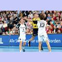 Marcus Ahlm attackiert Uwe Gensheimer.