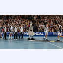 �berraschung f�r Stefan L�vgren: Alle THW-Spieler laufen mit Stefan L�vgren-Masken und der Nummer 10 ein.