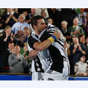 �berraschung f�r Stefan L�vgren: Alle THW-Spieler laufen mit Stefan L�vgren-Masken und der Nummer 10 ein.