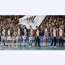 �berraschung f�r Stefan L�vgren: Alle THW-Spieler laufen mit Stefan L�vgren-Masken und der Nummer 10 auf.