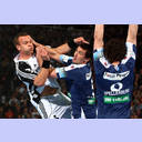 Christian Zeitz wird von Bo Spellerberg attackiert.