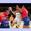 EM 2008: ESP-FRA: Nikola Karabatic wird attackiert.