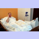 Uwe Schwenker telefoniert nach seiner Achillessehnenoperation.