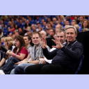 Nach dem Spiel entspannt auf der Bank.