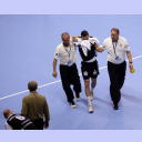 Klein blutet nach der Attacke von Dinart und Davis.