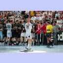 Christian Zeitz verl�sst nach der roten Karte das Spielfeld.