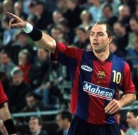 Das blau-rote Trikot hat "Deme" inzwischen ausgezogen.