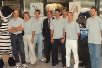 Gut verst�rkt: Provinzial-Vorstand Roland Reime mit neuen und alten Zebras.