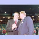 Roland Reime ehrt Stefan L�vgren als besten Spieler der Vereins-EM 2001.