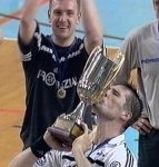 Kapit�n Stefan L�vgren mit dem Pott!