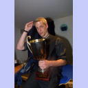 EHF-Pokal-Finale 2002, R�ckspiel: Empfang am Vereinsheim - Johan mit dem Pott.