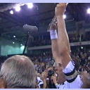 THW wird in Flensburg Meister: Kapit�n L�vgren zeigt die Meisterschale.