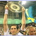 THW wird in Flensburg Meister: Kapit�n L�vgren zeigt die Meisterschale.