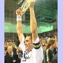 THW wird in Flensburg Meister: Kapit�n L�vgren zeigt die Meisterschale.