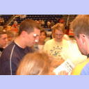 Abschied von Max: Gl�ckliche Autogrammj�ger mit Kretzsche.