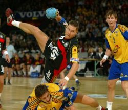 Sebastian Prei� oben,  Marcus Ahlm am Boden, und  Martin Boquist (re.) schaut zu. Die THW-Akteure waren beim World-Cup ausnahmsweise eine Woche lang Gegner.