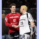 Christian Zeitz im Gespr�ch mit Flensburgs Torwart Jan Holpert.