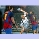 Kiels Christian Zeitz wird von Laslo Nagy attackiert. Links im Vordergrund Iker Romero.