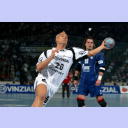 Christian Zeitz zieht ab. Im Hintergrund Ulrich Wolf.