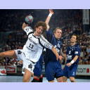 THW-Kreisl�ufer Marcus Ahlm setzt sich gegen Jacek Bezdikowski durch. Im Hintergrund Einar Holmgeirsson.