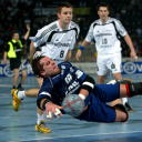 Gro�wallstadts Kreisl�ufer Ulrich Wolf wirft spektakul�r aufs Tor. Im Hintergrund Frode Hagen und Stefan L�vgren.