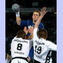 Gro�wallstadts Vyacheslav Lochmann �berspringt die Kieler Abwehr mit Frode Hagen und Martin Boquist.