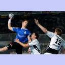 Markus Gaugisch setzt sich kraftvoll gegen Adrian Wagner durch, rechts Martin Boquist.