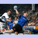 Pfullingens Alexandar Stevic hat sich gegen Martin Boquist durchgesetzt und zieht ab.