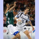 Marcus Ahlm versucht an Michael Kraus vorbeizukommen.