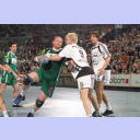 Robert Sighvatsson im Zweikampf mit Klaus-Dieter Petersen.