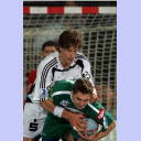 Wetzlars Mario R��ler im Zweikampf mit Marcus Ahlm.