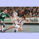 Marcus Ahlm setzt sich am Kreis gegen Robert Sighvatsson durch.