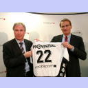 Der Vorstandsvorsitzende der mobilcom AG, Dr. Thorsten Grenz, unterzeichnet einen Sponsoren-Vertrag mit dem THW Kiel und pr�sentiert zusammen mit THW-Gesch�ftsf�hrer Uwe Schwenker die neue Werbung auf dem THW-Trikot.