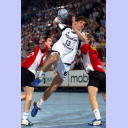 Marcus Ahlm setzt sich sprunggewaltig gegen die Essener Abwehr durch und wirft auf das Tor.