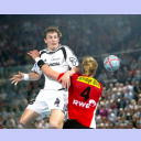 Martin Boquist �berspringt Essens Abwehrspieler Oliver Roggisch.