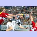 THW-Kapit�n Stefan L�vgren stolpert durch die Essener Abwehr mit Viktor Szilagyi (links) und Sergio Ruiz Casanova.