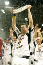 Kapit�n Stefan L�vgren mit der Schale!