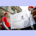 Meisterfeier auf dem Kieler Rathausplatz: Martin Boquist und Klaus-Dieter Petersen pr�sentieren einen Banner mit einem Gru� zum Erzrivalen nach Flensburg.