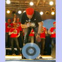 Meisterfeier auf dem Kieler Rathausplatz: Klaus-Dieter Petersen betrachtet die Meisterschale.