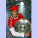 Meisterfeier auf dem Kieler Rathausplatz: Marcus Ahlm mit der Meisterschale.