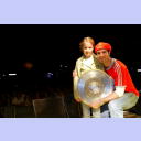 Meisterfeier auf dem Kieler Rathausplatz: Roman Pungartnik und seine Tochter Vita mit der Meisterschale.