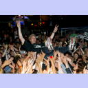 Meisterfeier auf dem Kieler Rathausplatz: Klaus-Dieter Petersen nimmt ein Bad in der Menge und l�sst sich auf H�nden tragen.