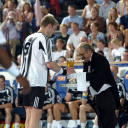 Pittis Abschied: Ein Butler reicht stilvoll das Bier auf dem Spielfeld.