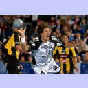 Marcus Ahlm hat sich gegen Hammarbys Abwehrspieler Espen Nygard (links) durchgesetzt und wirft auf das Tor.