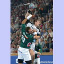 Viktor Szilagyi im Zweikampf mit G�ppingens Lars-Henrik Walther.