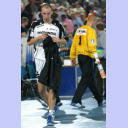 Rechtsau�en Vid Kavticnik geht vom Spielfeld. Im Hintergrund l�uft Martin Galia von Frisch Auf G�ppingen.