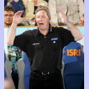 Trainer Noka Serdarusic steht gestikulierend am Spielfeldrand.